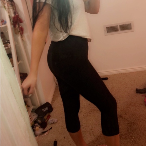 Cropped dark grey/black lululemon leggings - Picture 2 of 4